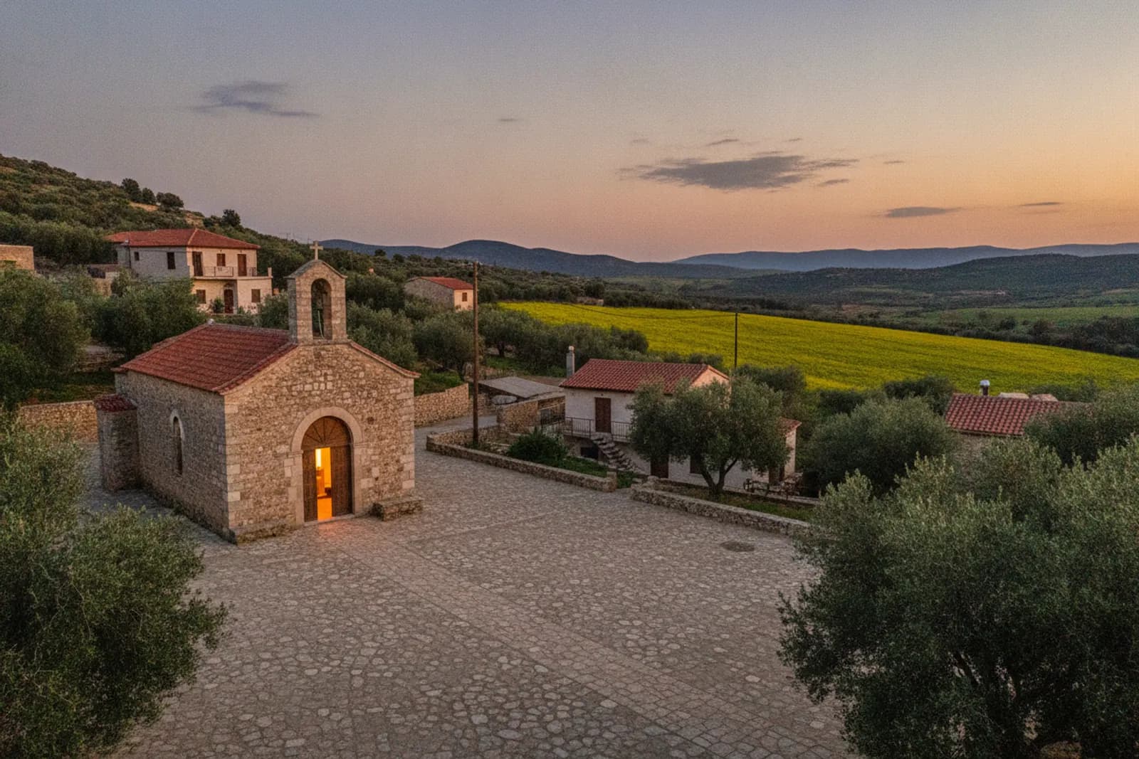 Una chiesa di paese in pietra sulle colline di Paphos al crepuscolo, in primavera, con una luce calda nella porta aperta