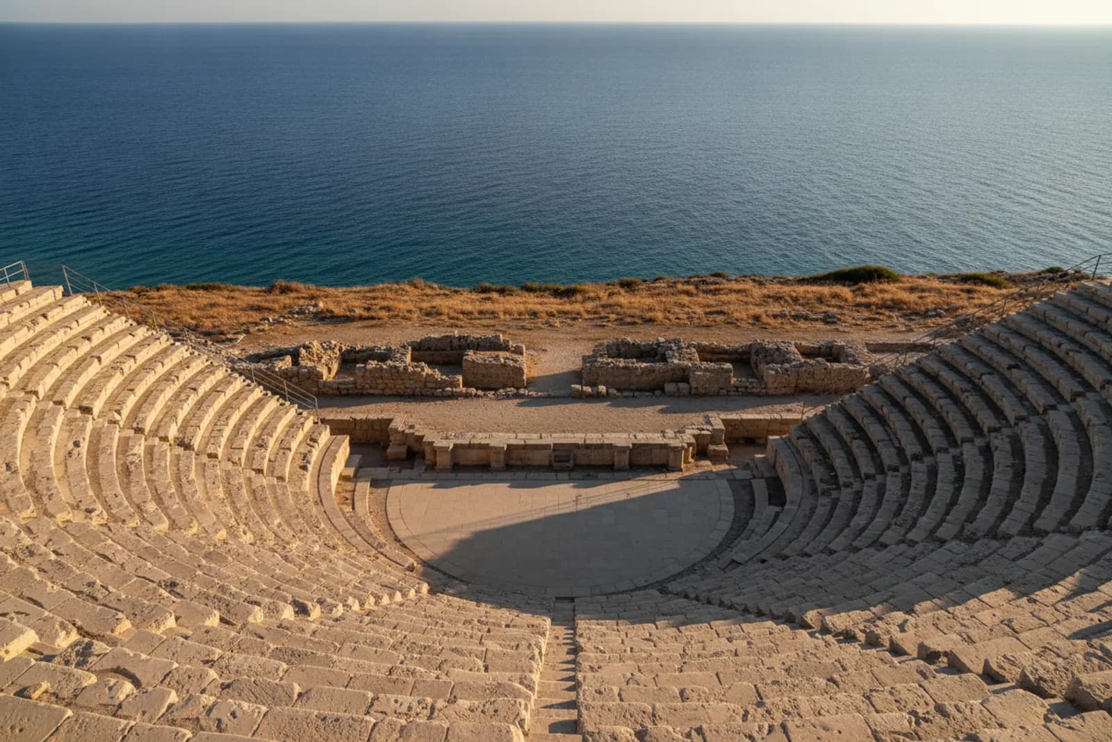 Il teatro antico di Kourion, con le gradinate in calcare a ferro di cavallo aperte sul mare, sopra la baia di Episkopi